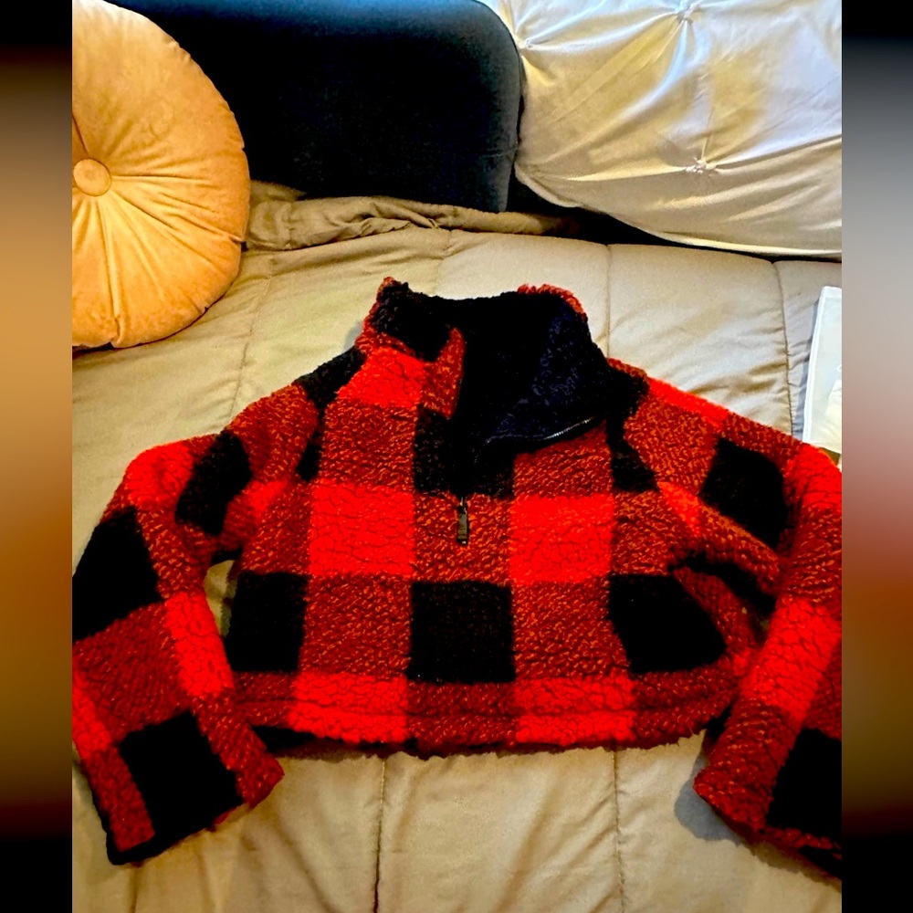 Reversible buffbunny in tents crop sweater fleece plaid red